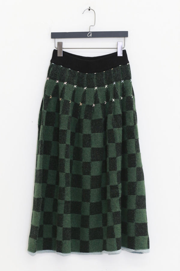 YANYAN KNITS Fall/Winter 2025: Wool plaid cropped sweater / mid-length skirt YYK-YYW25-1422-GW (Skirt: YYW25-2021)